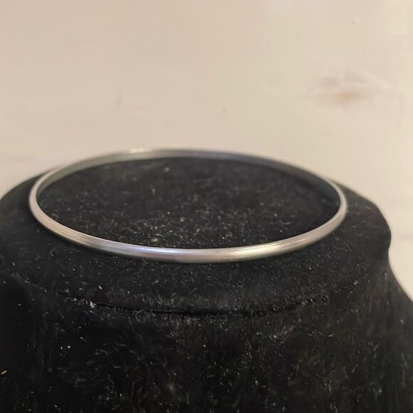 Retro 1990s 7.5” smooth polished silver tone stackable bangle bracelet - Picture 1 of 9